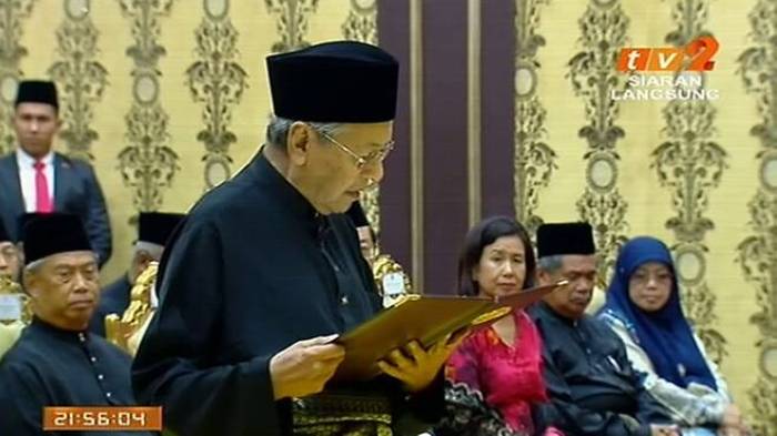 mahathir-mohamad-membaca-sumpah-sebagai-perdana-menteri-malaysia_20180511_035037.jpg