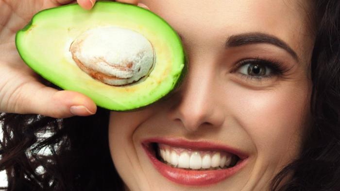manfaat-alpukat-woman-avocado-for-skincare_20181015_131209.jpg