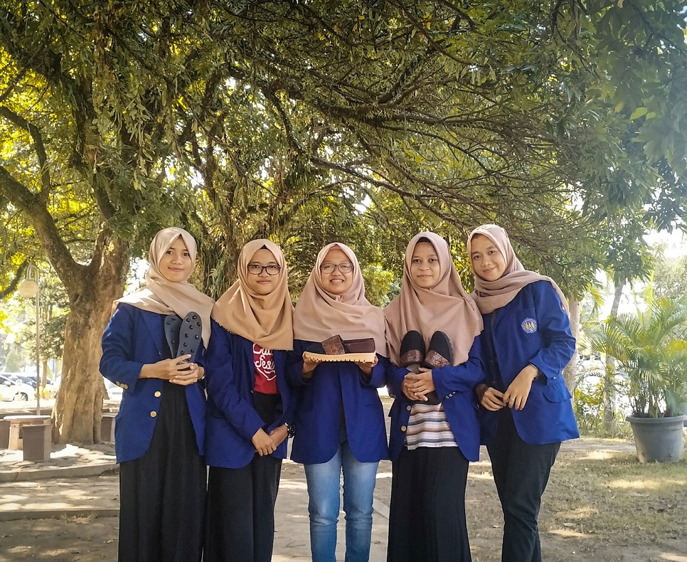 manfaatkan-limbah-salak-mahasiswa-uny-ciptakan-sepatu-kesehatan.jpg