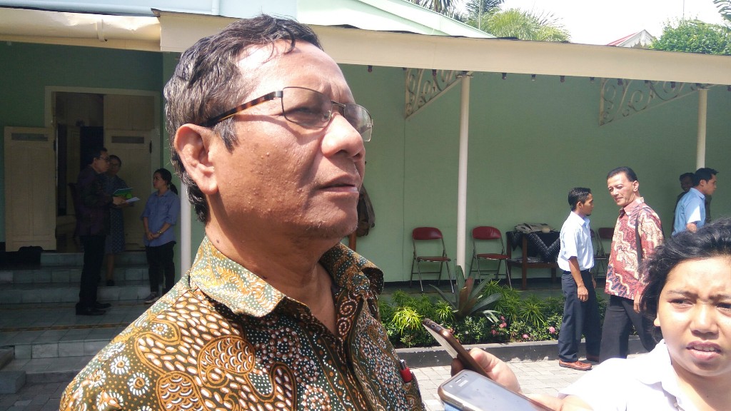 mantan-ketua-mahkamah-konstitusi-mk-dan-ahli-hukum-tata-negara-mahfud-md_20171107_143521.jpg