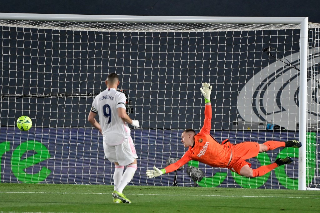 marc-andre-ter-stegen-dan-karim-benzema-di-liga-spanyol-el-clasico-real-madrid-vs-barcelona.jpg