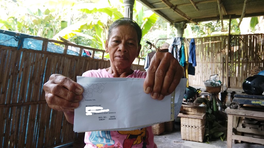mbah-muyek-trisno-sunyoto-menunjukkan-kartu-sembako-yang-sampai-saat-ini-belum-bisa-dicairkan.jpg