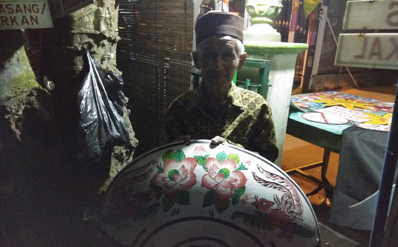 mbah-tjip-menunjukan-hasil-karyanya-di-halaman-rumah-kontrakan2_20171030_165245.jpg