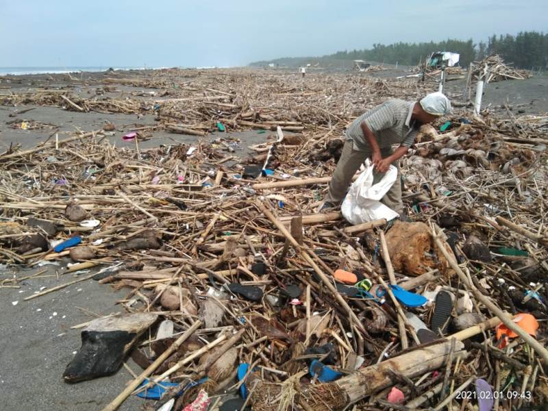 memasuki-musim-penghujan-kawasan-pantai-trisik-dipenuhi-sampah-1.jpg