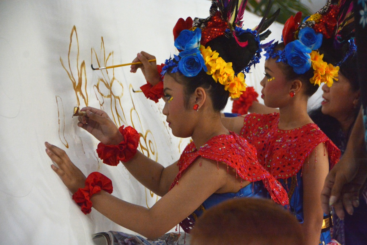 Peringatan Hari Batik Nasional di Magelang, Membatik di Kain Sepanjang 30 Meter