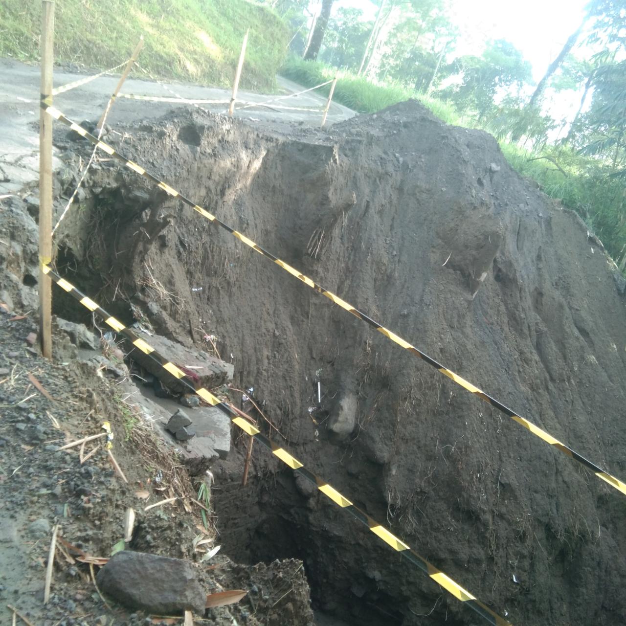 membersihkan-material-tanah-longsor-kamis-2122021.jpg