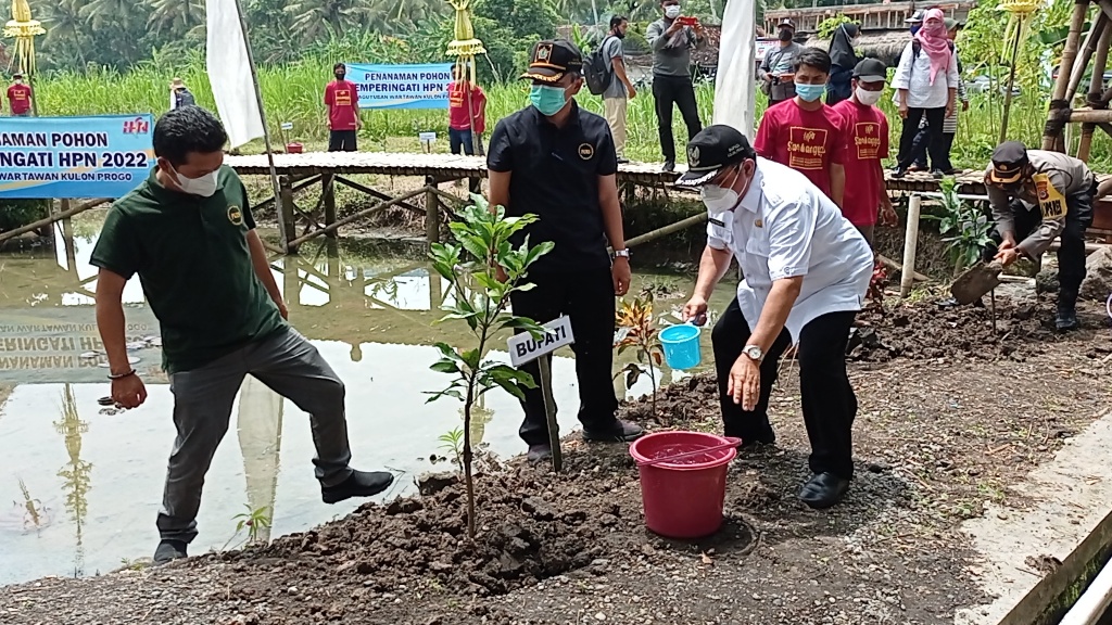 menanam-bibit-pohon-di-area-lahan-surjan-Kalurahan-Pleret.jpg
