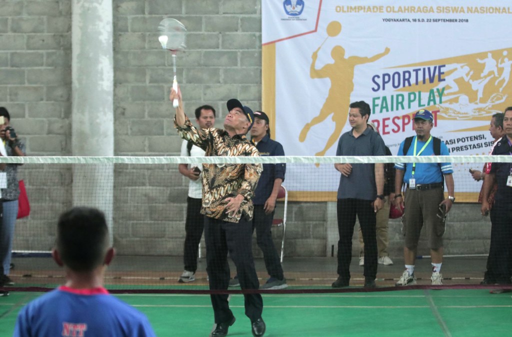 mendikbud-ri-muhadir-efendy-mencoba-bermain-badminton_20180917_175652.jpg