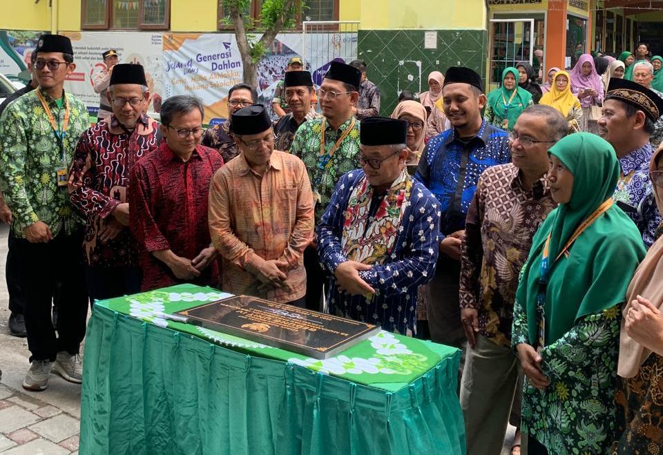 Mendikdasmen Tandatangani Prasasti Gedung Unit IV SD Muhammadiyah Karangkajen