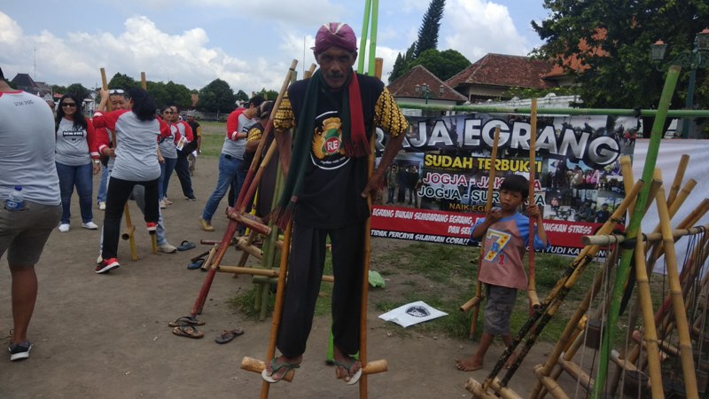 Kisah Mbah Yudi Karyono, Tak Pernah Lelah Bermain Egrang