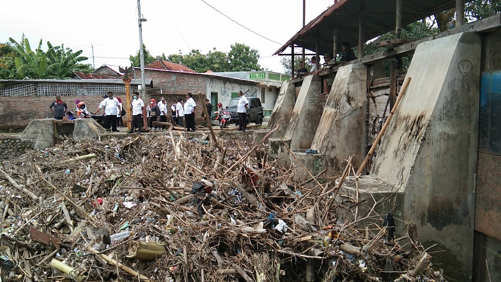 Bendungan Soka di Banjiri Sampah, BPBD Klaten Tinjau Lokasi berencana Turunkan Satu Unit Alat Berat
