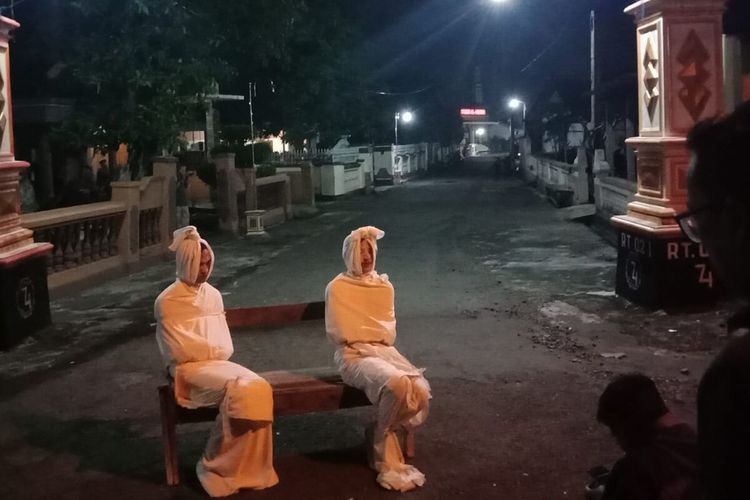 metode-pssb-di-indonesia-yang-sempat-jadi-sorotan-dandan-pocong-hingga-karantina-rumah-angker.jpg