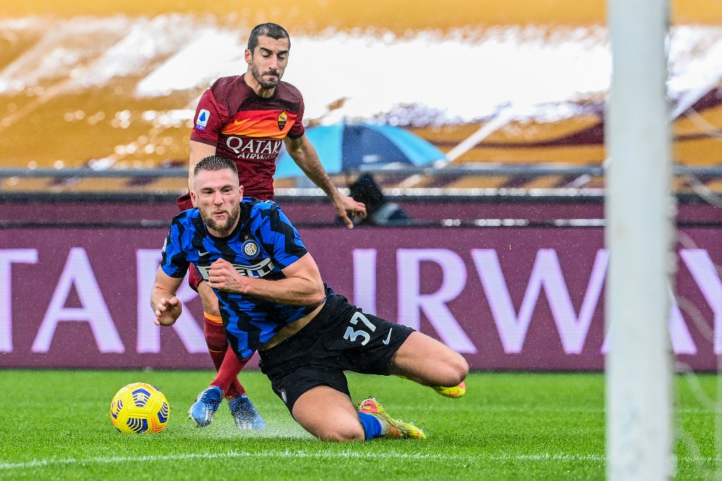 milan-skriniar-dan-henrikh-mkhitaryan-di-serie-a-as-roma-vs-inter-milan-10-januari-2021-di-olimpiaco.jpg