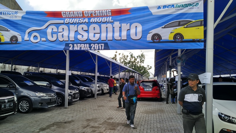 mobil-bekas-yang-dijajakan-di-bursa-mobil-carsentro_20170402_220825.jpg