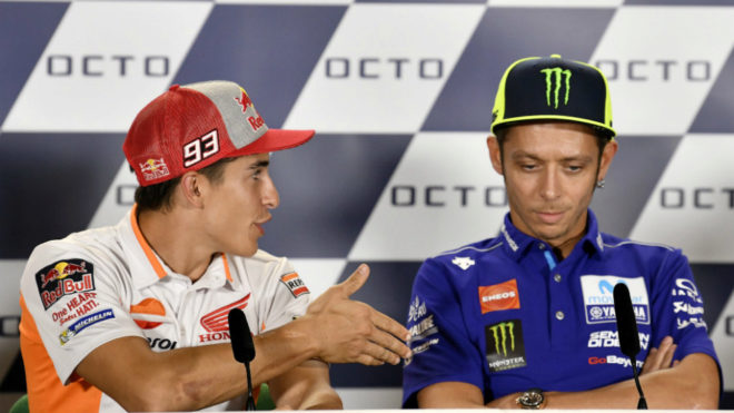 motogp-san-marino-marquez-tawarkan-jabat-tangan-rossi-silangkan-tangan-dan-geleng-kepala_20180907_113125.jpg
