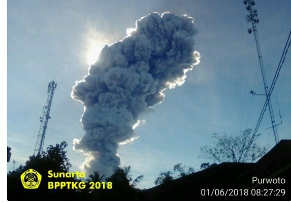 muntahkan-kolom-letusan-setinggi-6000-meter-ini-foto-foto-dan-video-gunung-merapi-saat-meletus_20180601_103151.jpg