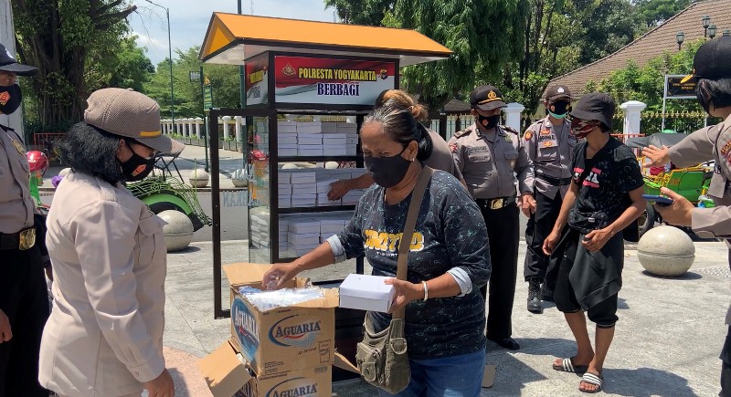 nasi-kotak-penyambung-hidup-masyarakat-malioboro-virus-kebaikan-yang-terus-menular.jpg