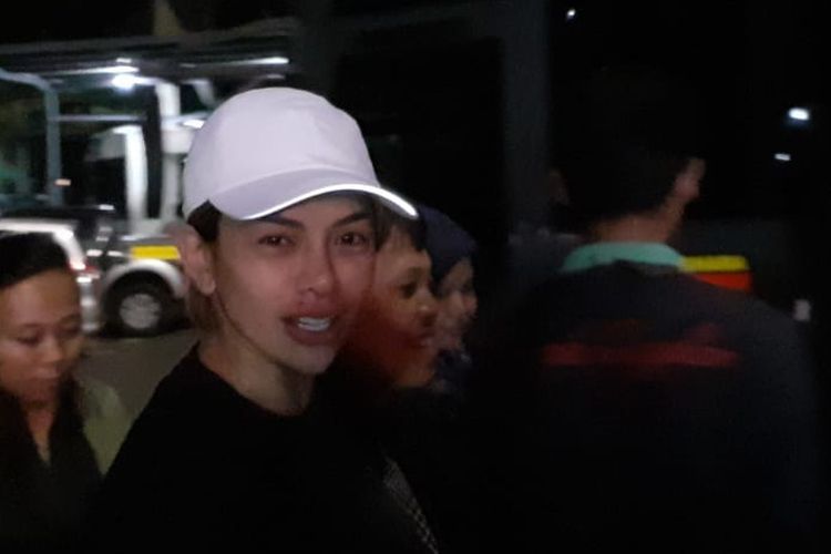 nikita-mirzani-dijemput-paksa-polisi-jumat-dinihari.jpg