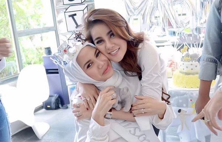 olla-ramlan-berfoto-bersama-seorang-sahabatnya_20170419_151104.jpg