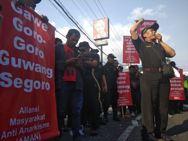 Massa AMAN Gelar Aksi Damai di Simpang Tiga UIN Sunan Kalijaga Tolak Tindakan Anarkisme