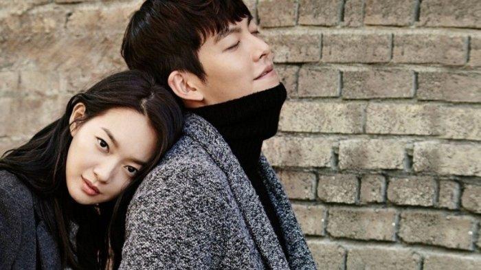 pacaran-sejak-2015-shin-min-ah-dan-kim-woo-bin-diramalkan-segera-menikah-2.jpg