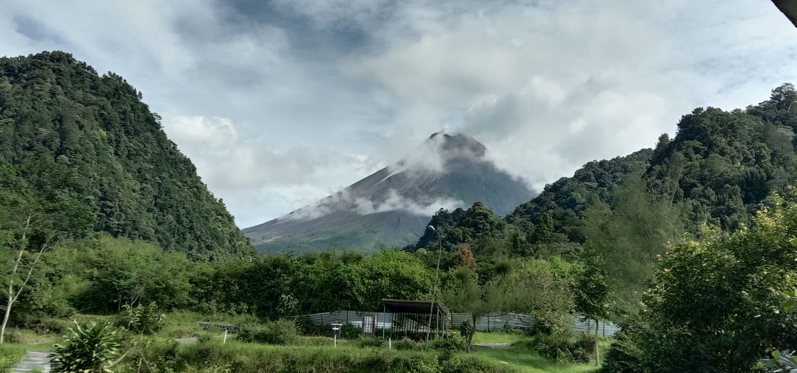 panorama-gunung-merapi-dilihat-dari-kawasan-wisata-kaliurang.jpg