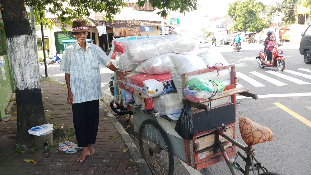 pantang-mengemis-mbah-mangun-tekuni-berjualan-bantal-selama-40-tahun.jpg