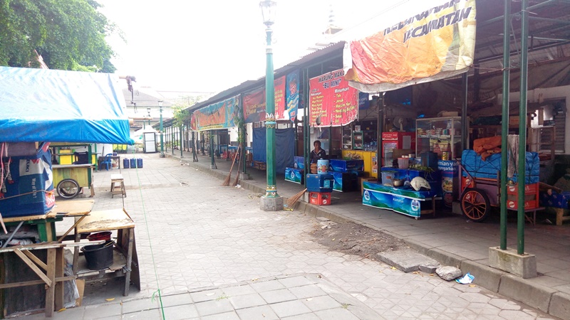 Pedagang Makanan di Sisi Timur Alun-alun Utara Yogyakarta Buka Mulai Sore