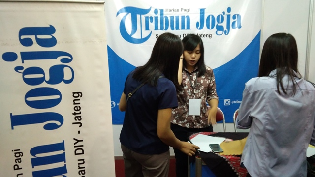 para-pencari-kerja-yang-sedang-mencari-informasi-di-stand-tribun-jogja.jpg
