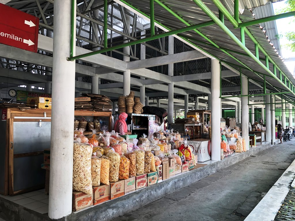 pedagang-di-pasar-sentolo-kulon-progo-mengeluhkan-sepi-pembeli.jpg
