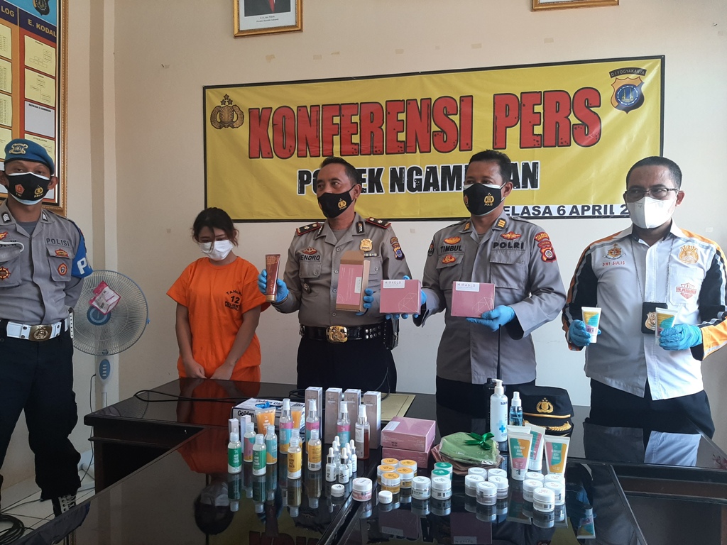 pelaku-penipuan-asd-saat-menjalani-jumpa-pers.jpg