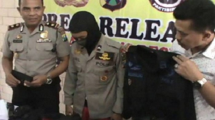 pelaku-yang-mengaku-anggota-brimob-ditangkap_20170803_065320.jpg