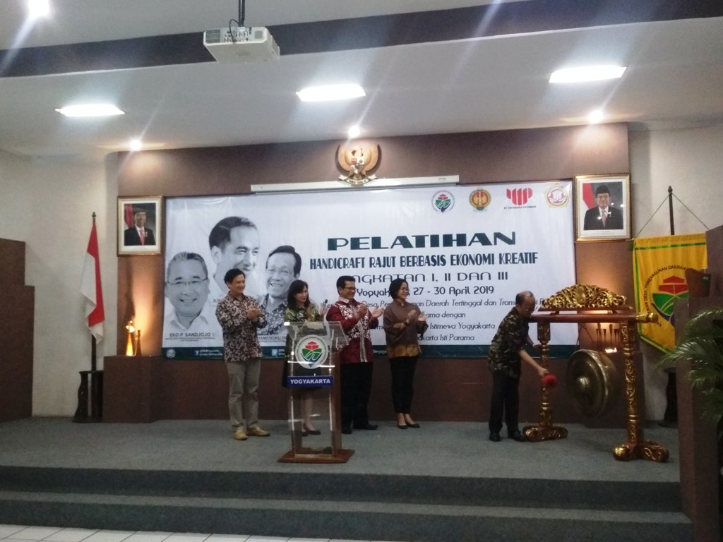 pelatihan-kerajinan-tangan-berbasis-ekonomi-kreatif.jpg