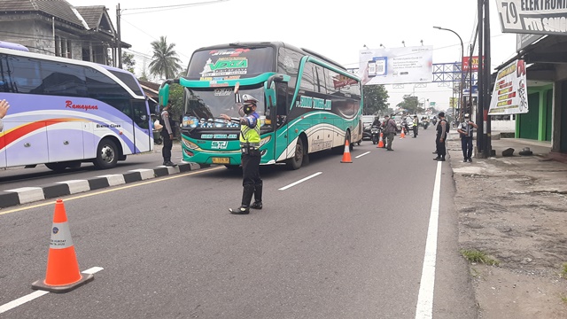 Pemeriksaan Surat Rapid Antigen di Perbatasan Masuk DIY, Petugas Lakukan Tes Acak pada Pengendara