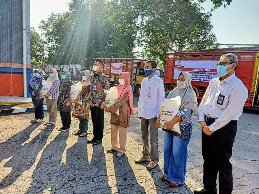 pemkab-gunungkidul-salurkan-bantuan-beras-ke-95-ribu-lebih-kk.jpg