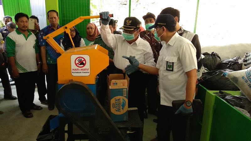 pemkab-kulonprogo-manfaatkan-sampah-plastik-kresek-untuk-campuran-aspal_20180905_222441.jpg