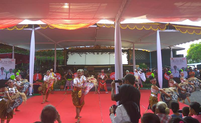 penampilan-dari-kelompok-jathilan-turangga-jati-dalam-acara-gelar-budaya-mangayubagya_20171025_212413.jpg