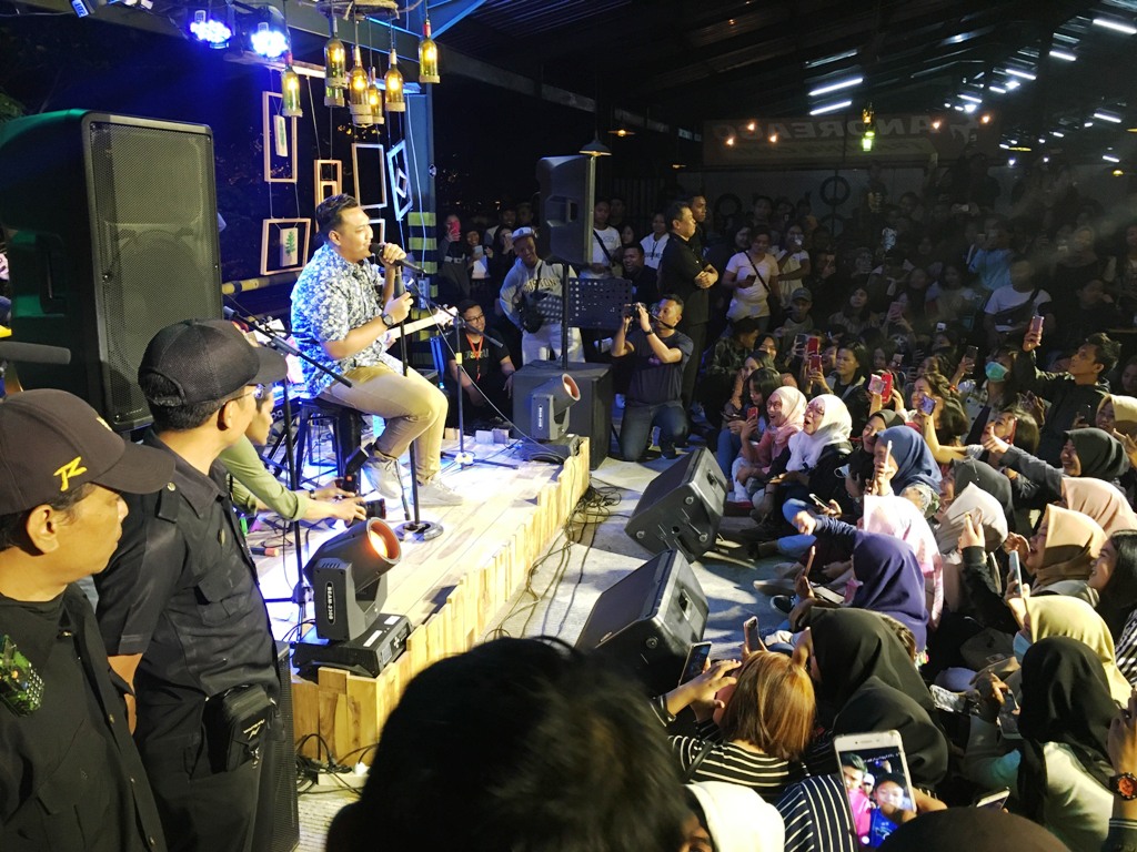 penampilan-ndarboy-genk-menyapa-penggemarnya-di-rooftop-ngabean.jpg