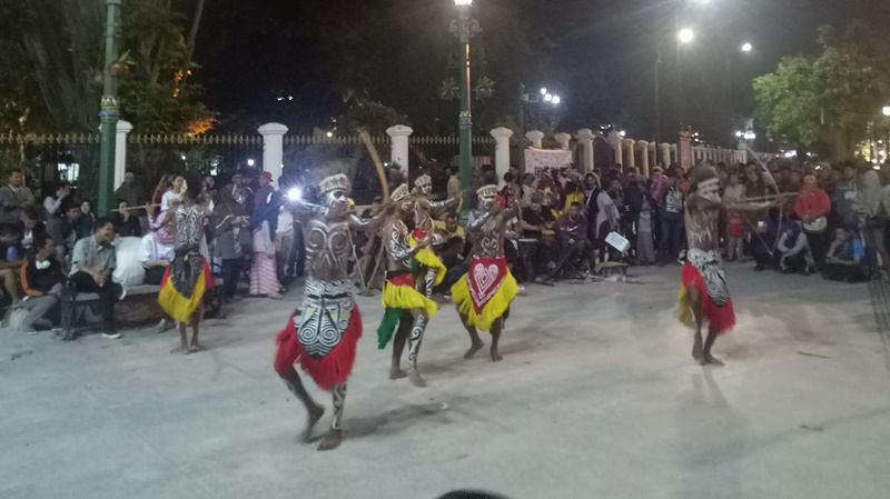 penampilan-tarian-papua-di-ujung-pedestrian-malioboro_20180127_224556.jpg