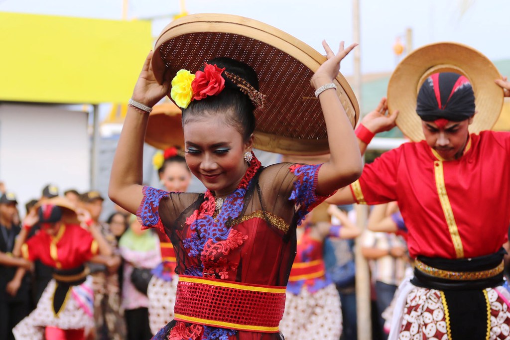 penari-membawakan-tarian-caping-lumbung-tani-saat-pembukaan-pasar-malam-perayaan-sekaten_20181102_234101.jpg