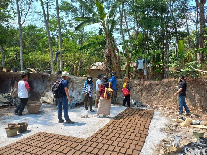peneliti-BRIN-ambil-sampel-tanah-dari-Kropakan-Klaten.jpg