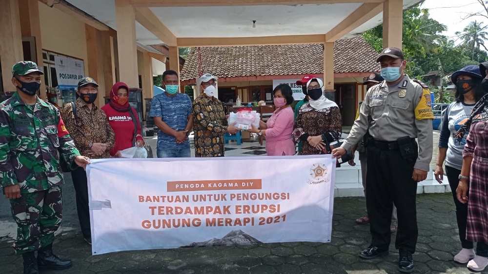 pengda-kagama-di-yogyakarta-salurkan-bantuan-sembako-untuk-pengungsi-merapi.jpg