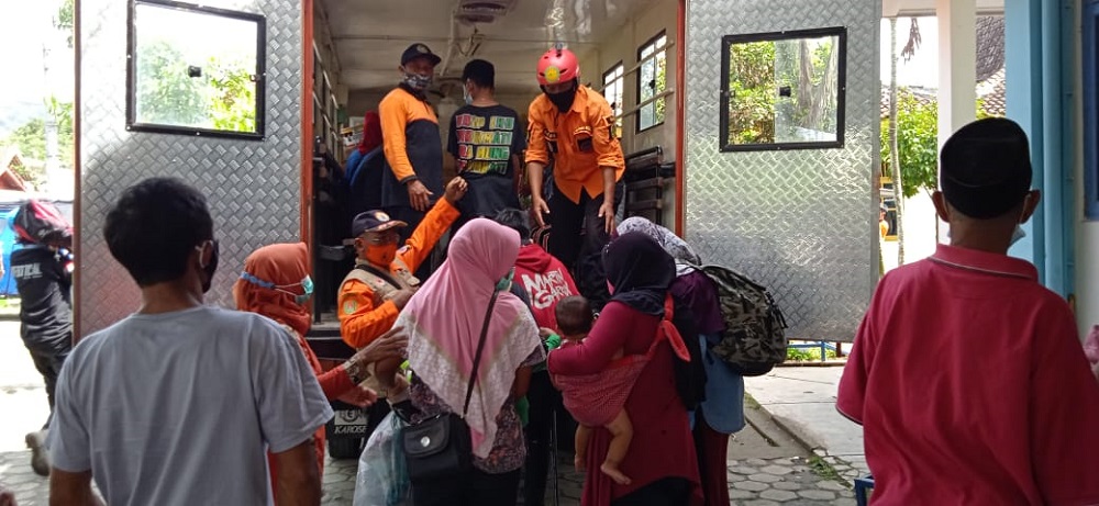 pengungsi-merapi-di-magelang-keluhkan-lahan-pertanian-yang-terbengkalai-selama-berada-di-barak.jpg