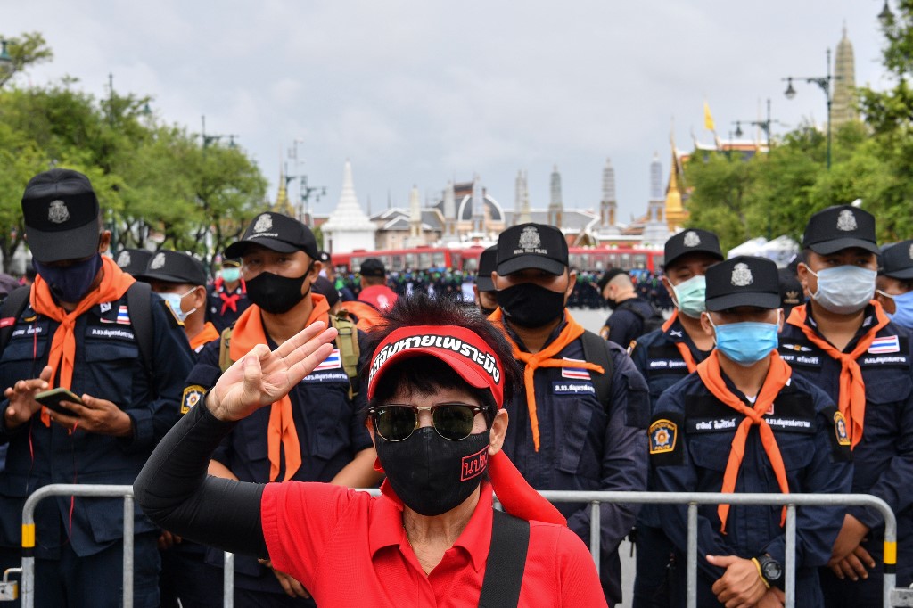 pengunjuk-rasa-anti-pemerintah-memberi-penghormatan-pada-hunger-games-dengan-tiga-jari.jpg
