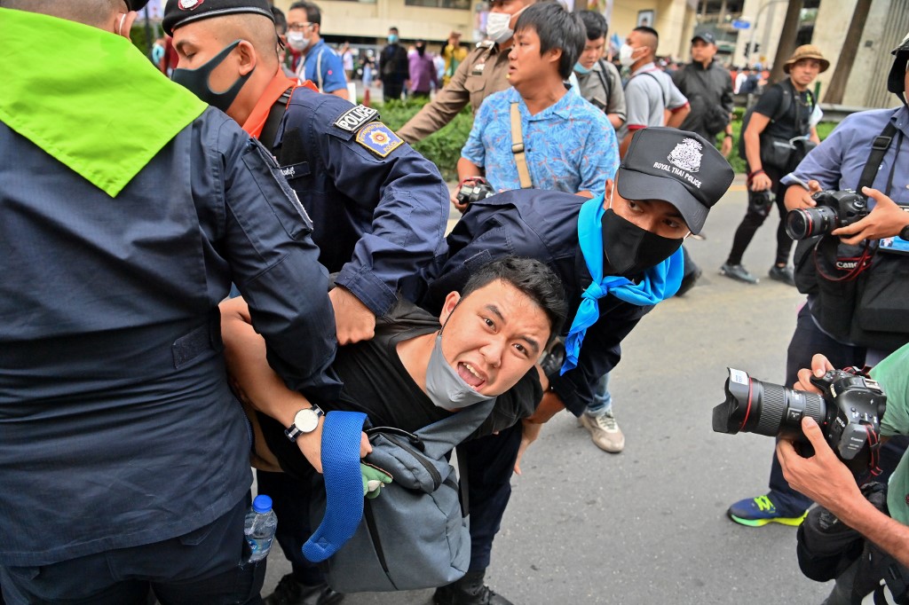 pengunjuk-rasa-pro-demokrasi-bereaksi-ketika-polisi-menahannya-saat-unjuk-rasa-di-bangkok-thailand.jpg