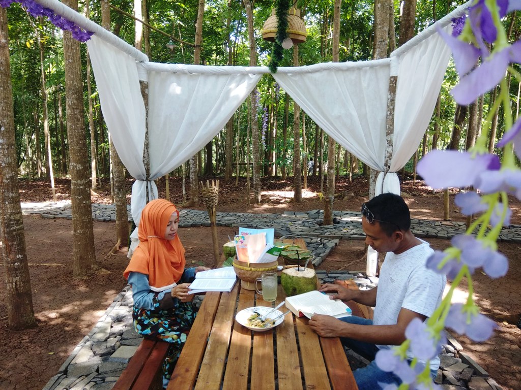 pengunjung-tengah-menikmati-santap-siang-sambil-baca-buku_20180407_193313.jpg