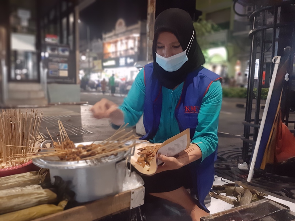penjual-sate-di-kawasan-malioboro-sedang-melayani-pelanggan.jpg