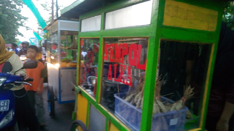 penjual-sempol-di-kampung-ramadan_20170528_085250.jpg
