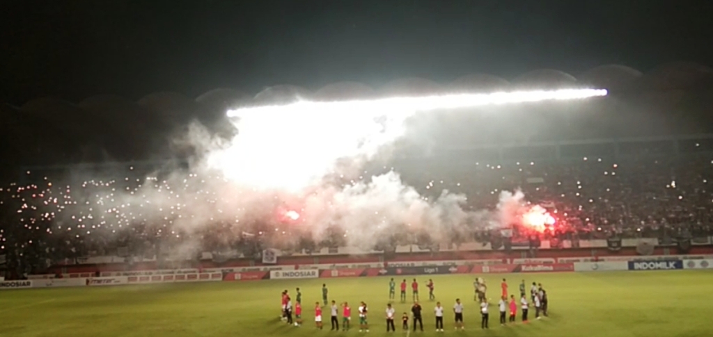 penyalaan-flare-pada-laga-pss-sleman-vs-persib-bandung.jpg