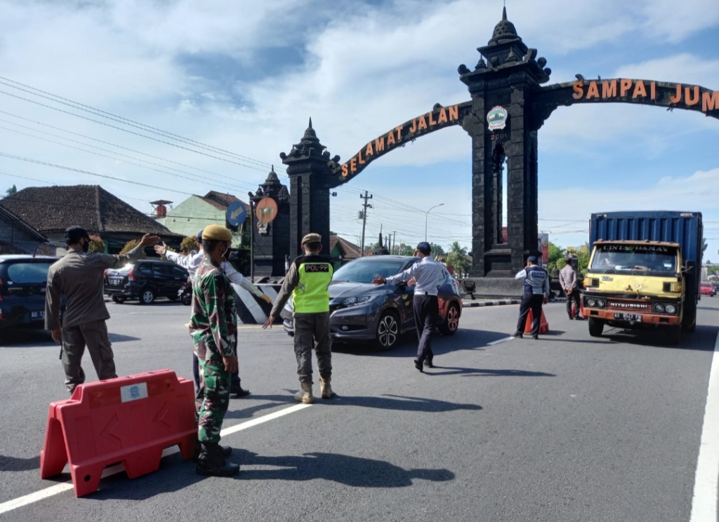 penyekatan-berskala-besar-terus-dilakukan-petugas-gabungan-di-tugu-ireng-selama-ppkm-darurat.jpg